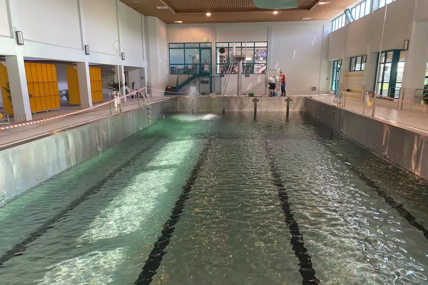 Einmal Wasserwechsel, bitte: Das große Hallenbecken im Aquabella wird neu befüllt.