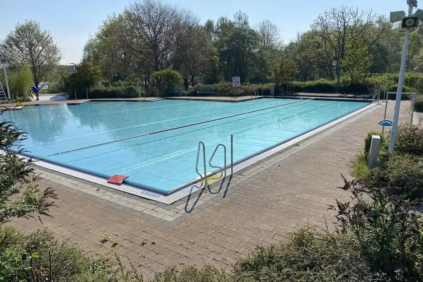 Sieht schon recht einladend aus: das Freibecken im Aquabella.