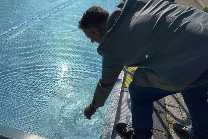 Landrat Volker Knörr prüft schon mal die Wassertemperatur. Ab 1. Mai soll bei entsprechendem Wetter der Freibadbetrieb in Mutter