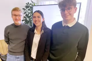 Am Stichwahlabend in der Verwaltung als Unterstützer von Christian Sauer mit dabei: sein Wahlkampfteam. Von links: Finn Hentzel,