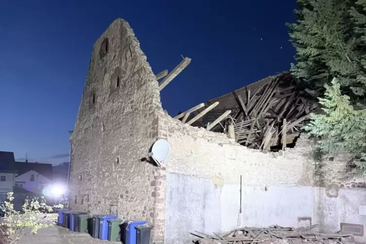 Die Giebelwand hielt sich nach dem Zusammenbruch des Dachgeb&auml;lks aufrecht. 