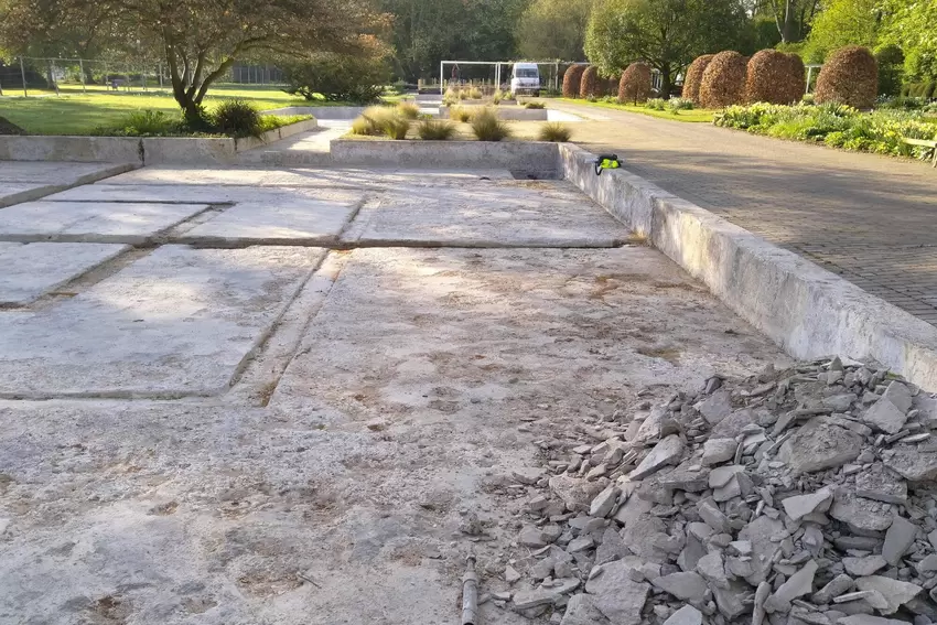 Das Schlussbecken ist mittlerweile bereit für Betonsanierung und die Verlegung der Wassertechnik.