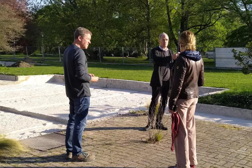 Vor Ort wird der Baufortschritt überwacht.