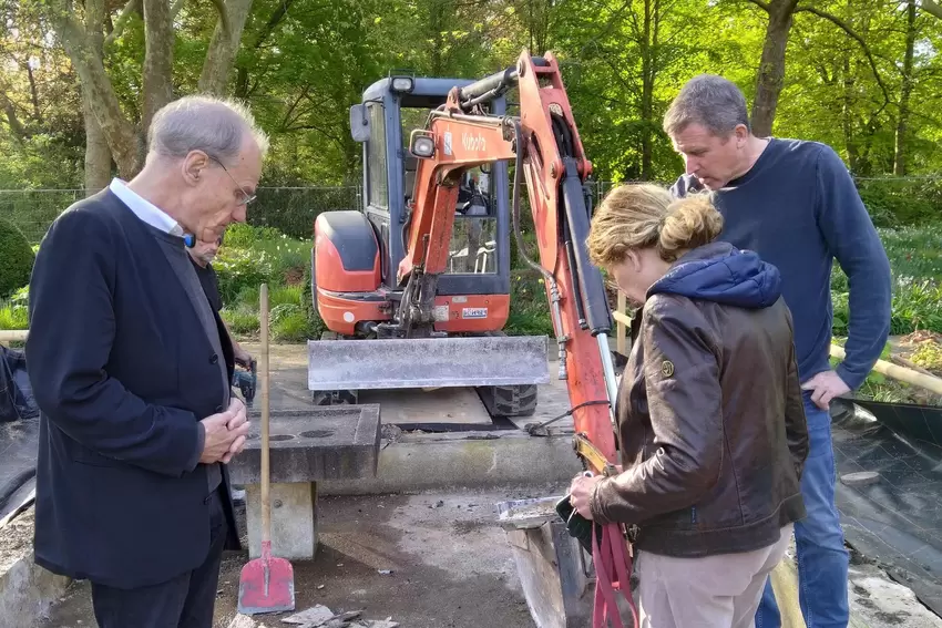Auch schweres Gerät kommt zum Einsatz.
