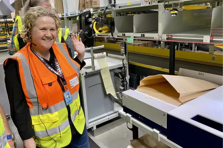 Aufblasbare Papiert&uuml;ten: Nicole St&ouml;ber an der neuen Teststation im Logistikzentrum. 