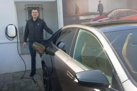 Jan Kaege, Geschäftsführer des Mazda-Autohauses Kaege, hat gut lachen: Die neu installierte Photovoltaikanlage am Standort unter