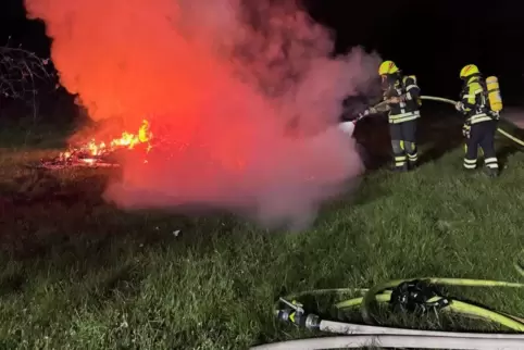 Nächtlicher Einsatz: Wohnwagen wird Raub der Flammen. 