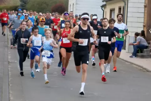Die Läufer beim Ohmbachseelauf kurz nach dem Start in der Dellstraße.