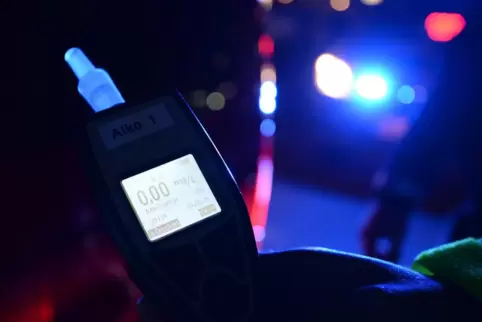 Gegen eine 29-Jährige wird nach einer Autopanne und einem Alkoholtest ermittelt. 