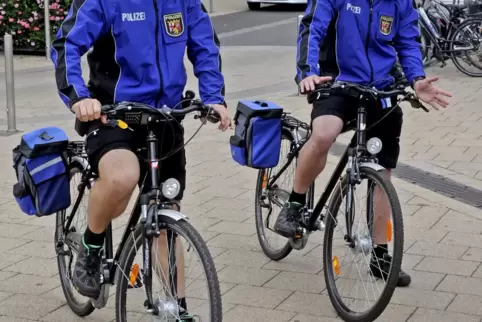 In anderen Städten schon im Einsatz: Polizisten auf Fahrrädern. In anderen Städten schon im Einsatz: Polizisten auf Fahrrädern.