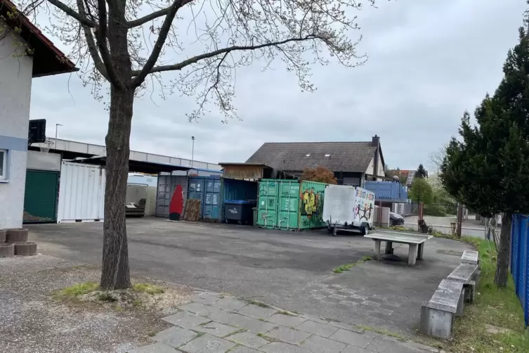 Sieht aktuell eher trostlos aus: der Au&szlig;enbereich des Maxdorfer Jugendhauses.