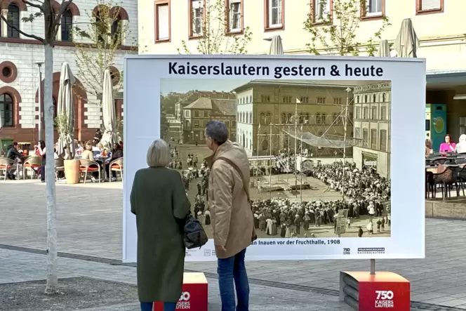 Immer wieder bleiben Passanten stehen und betrachten die Fotowände ganz genau - hier die auf dem Schillerplatz. Immer wieder bleiben Passanten stehen und betrachten die Fotowände ganz genau - hier die auf dem Schillerplatz.