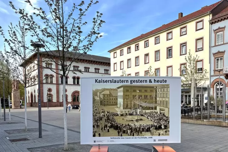Zeigt den Auftritt eines Seilt&auml;nzers auf dem Schillerplatz im Jahr 1908: die Fotowand, die dort aufgestellt wurde. 