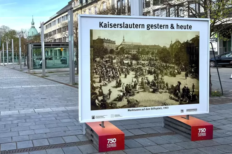 Auf dem Stiftsplatz steht eine Fotowand mit einer Marktszene aus dem Jahr 1903. 