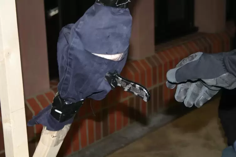 Das Schulungsvideo an der Polizeihochschule in Enkenbach-Alsenborn zeigt: Es braucht nur wenig Kraftaufwand, um mit einem Messer