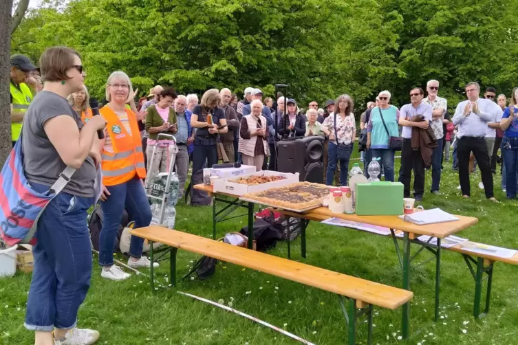 Annika Wind (vorne) und Pfarrerin Cornelia Zei&szlig;ig (mit Schutzweste) erl&auml;uterten die Gr&uuml;nde f&uuml;r die Protestaktion.