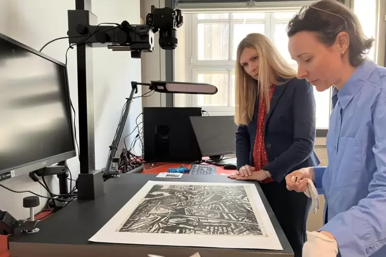Kunstwerke unter dem Gro&szlig;bild-Scanner: Vor der Digitalisierung wird das Werk auf seinen konservatorischen Zustand gepr&uuml;ft, gegeb