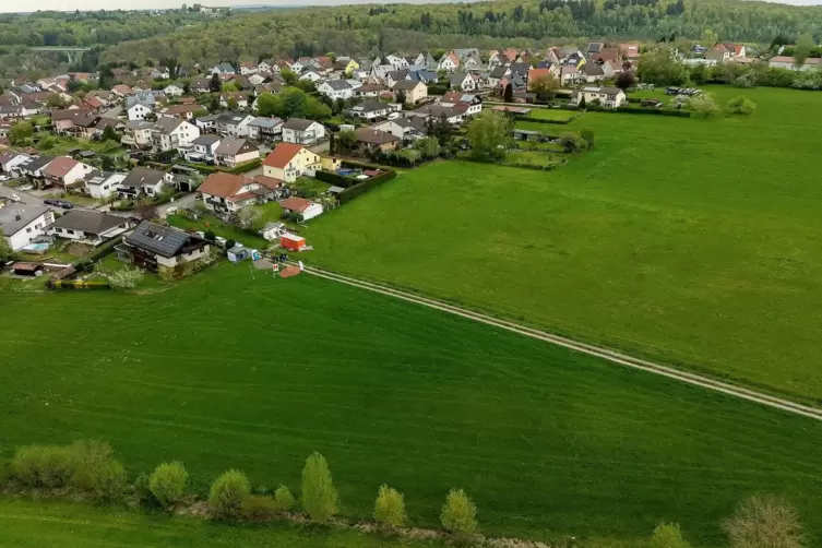 Am &ouml;stlichen Ortsrand von Windsberg erschlie&szlig;t ein privater Bautr&auml;ger ein Neubaugebiet. 