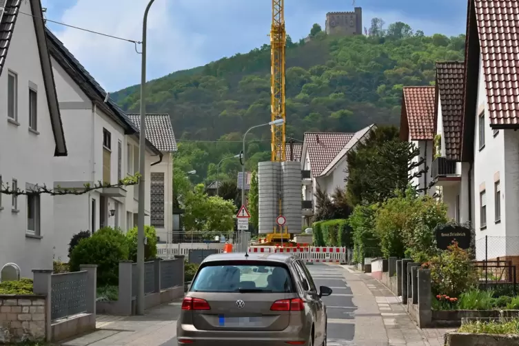 Kein Durchkommen: Wegen eines großen Krans ist die Winzerstraße in Hambach gesperrt worden. 