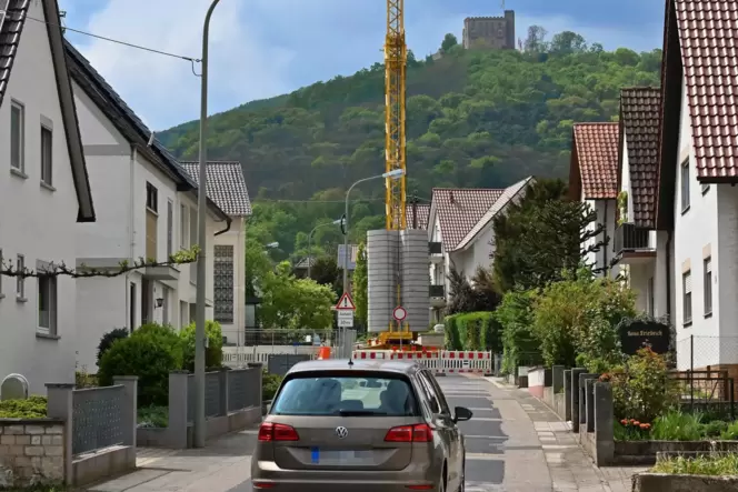 Kein Durchkommen: Wegen eines großen Krans ist die Winzerstraße in Hambach gesperrt worden. Kein Durchkommen: Wegen eines großen Krans ist die Winzerstraße in Hambach gesperrt worden.