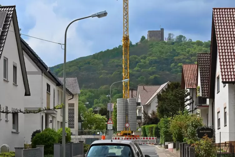 Der Kran lässt in der Winzerstraße in Hambach auch keinen Fuß- oder Radverkeh r zu. 
