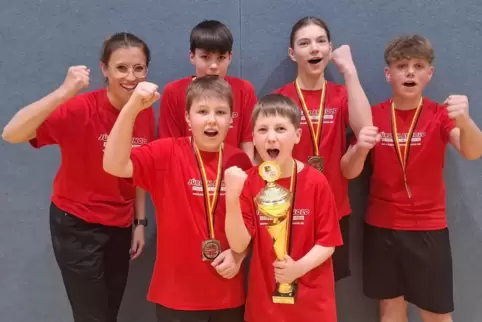 Stolz wie Oskar mit Pokal: Die Rieschweiler Schülertruppe (elf bis 14 Jahre) wurde in Niedersachsen deutscher Vizemeister mit (h