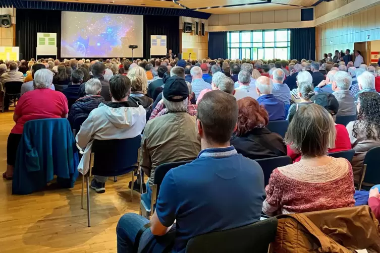Voll besetzt: Die Einwohnerversammlung im Neuen Hof stie&szlig; auf gro&szlig;es Interesse. Mehr als 550 Menschen kamen in das B&uuml;rgerhaus. 