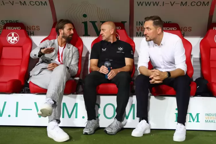 FCK-Gesch&auml;ftsf&uuml;hrer Thomas Hengen (links) und Sportdirektor Marcel Klos (rechts) stehen hinter Trainer Torsten Lieberknecht &ndash; be
