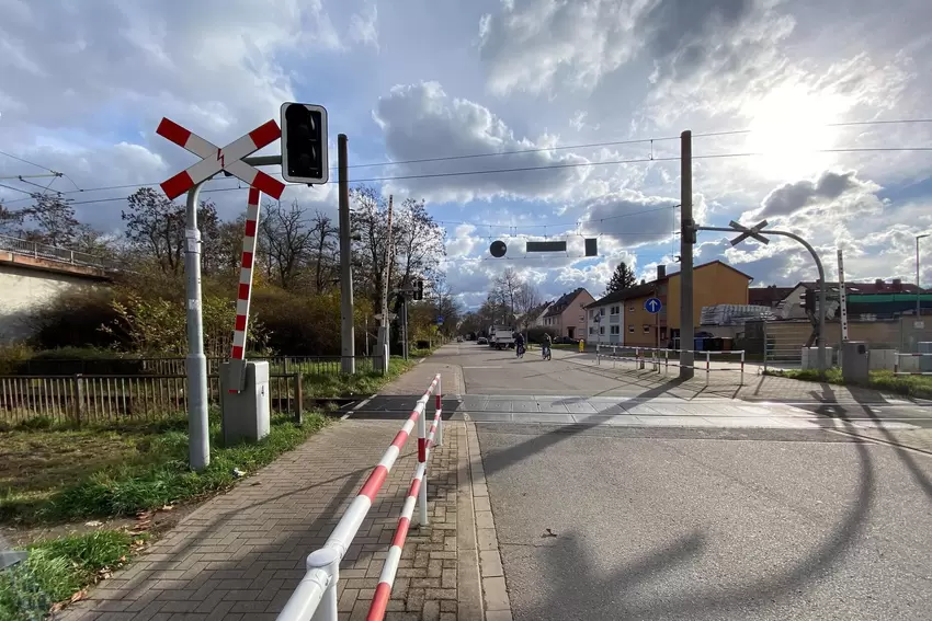 Für die Pfalztram müsste eine Brücke über den Bahnübergang am Ostring gebaut werden.
