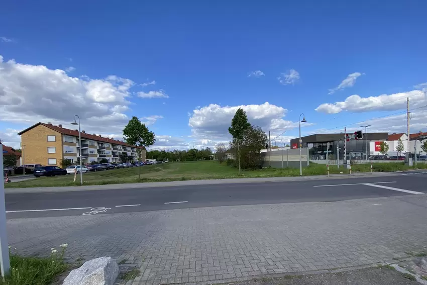 Vom östlichen Ortsrand könnte die Pfalztram neben dem BASF-Gleis fahren.