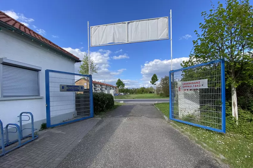 Der Eingang zum Vereinsgelände liegt gegenüber von der Stelle, wo es im Jahr 2014 zu einer Gasexplosion kam.