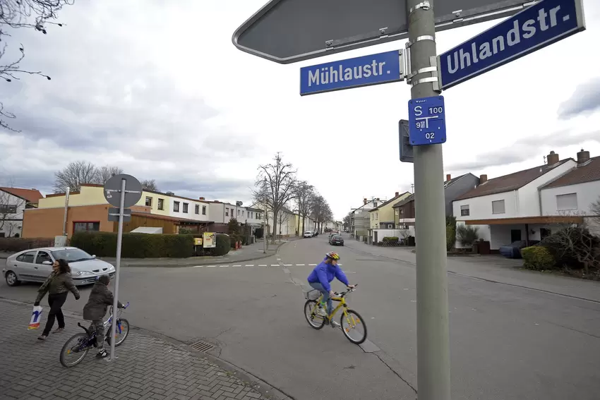 Für die Pfalztram-Gegner ein Gefahrenpunkt: der Schülerverkehr in Edigheim an dieser Ecke.