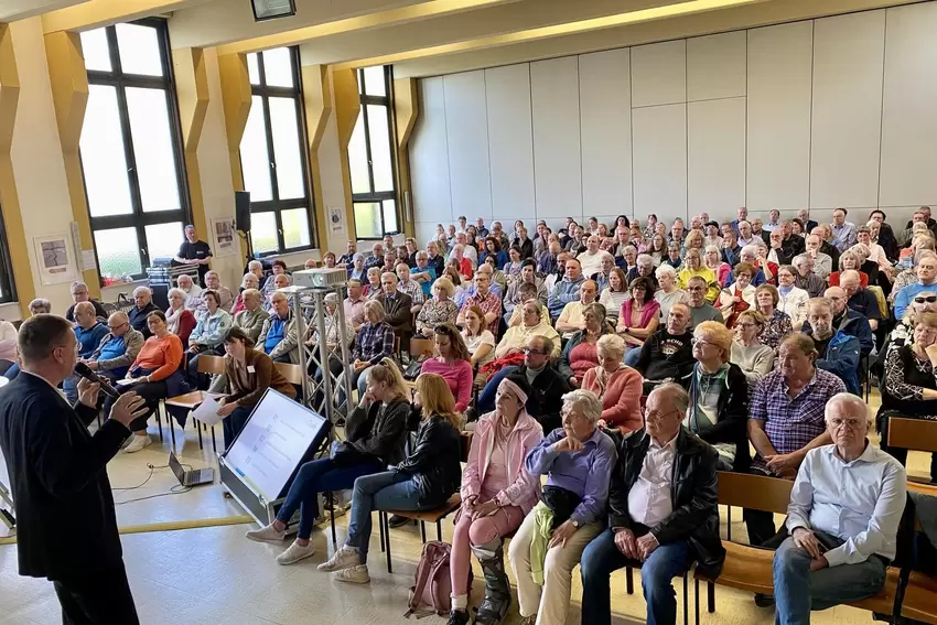 Volles Haus: Über 200 Menschen kamen zum ersten Bürgerforum zur Pfalztram in die Pfingstweide.