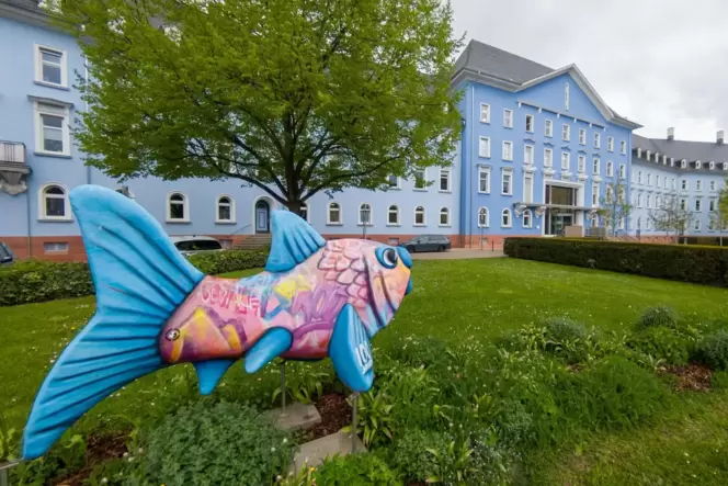 Vorm Hauptsitz der Bau AG schwimmt ein Fisch. Er wurde zum 100. Geburtstag der Wohnungsbaugesellschaft aufgehübscht. Vorm Hauptsitz der Bau AG schwimmt ein Fisch. Er wurde zum 100. Geburtstag der Wohnungsbaugesellschaft aufgehübscht.
