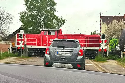 Ziegelofenweg/Fritz-Ober-Straße: Zug passiert bei geöffneten Schranken. Ziegelofenweg/Fritz-Ober-Straße: Zug passiert bei geöffneten Schranken.