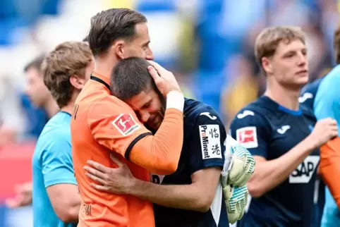 Torhüter Oliver Baumann umarmt Andrej Kramaric nach der Partie gegen Borussia Dortmund.. 