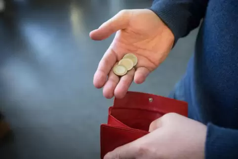 Arbeitnehmer haben immer weinger im Geldbeutel, eine 1000-Euro-Finanzspritze könnte helfen. 