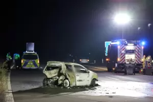 Das Wrack des Kleinwagens auf der A555, in dem zwei Frauen starben.