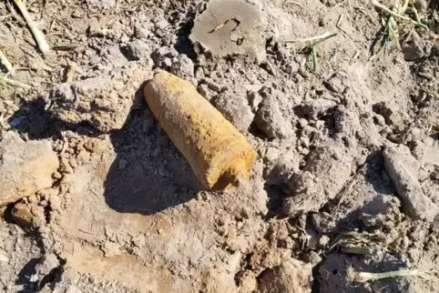 Vor der Sprengung: Die Granate wurde bei Feldarbeiten zwischen Waldsee und Schifferstadt gefunden.