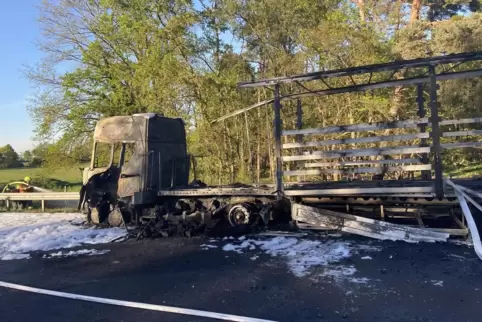 Komplett ausgebrannt: Lkw auf der A61.