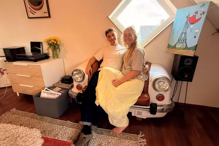  Inzwischen haben es sich die Beiden eingerichtet in ihrer Wohnung in Dansenberg, auch wenn sie selten zuhause sind. Luca Spiege