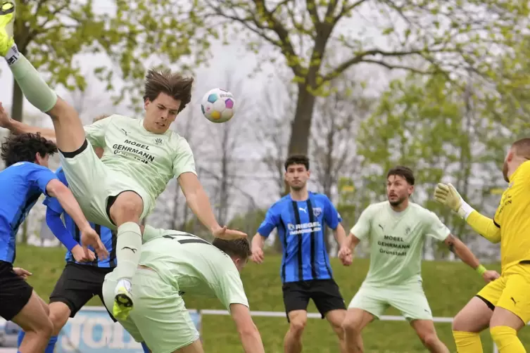 Luca Teutsch (Bildmitte, in blau) im Spiel gegen Grünstadt. 