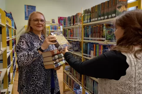 Ulrike Doll (links) und Rebecca Turner in der Zweibrücker Jugendbücherei. 