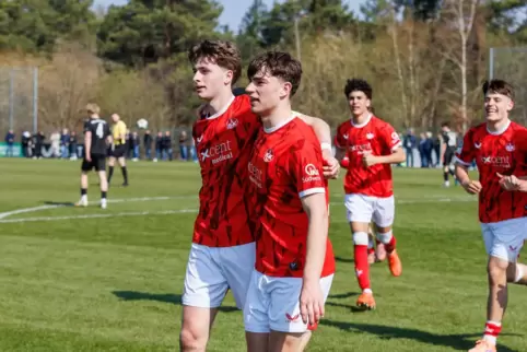 Würden gern wieder jubeln (von links): Kian Scheer und Kian Ramadani von der U19 des FCK. 