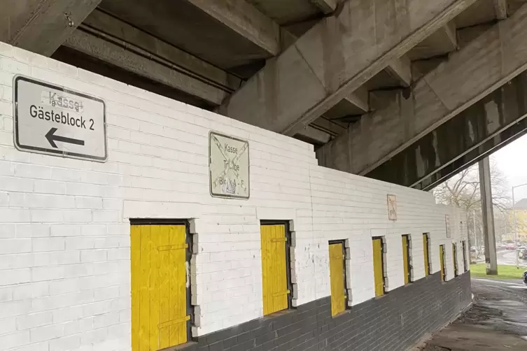 Die alten Kassenh&auml;uschen unter der Trib&uuml;ne des denkmalgesch&uuml;tzten Ellenfeld-Stadions.