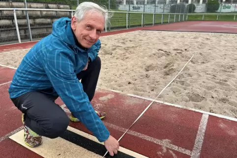 Auf geht’s, mal messen, wie weit es geht in der Weitsprunggrube des Westpfalzstadions: Manfred Dachs geht mit Vorfreude in seine