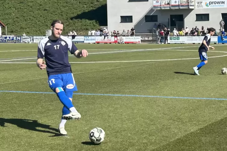 Geh&ouml;rte erstmals seit seinem Kreuzbandriss Ende August 2025 wieder zum FKP-Spieltagskader: Manuel Gr&uuml;nnagel, hier bei Pass&uuml;bunge