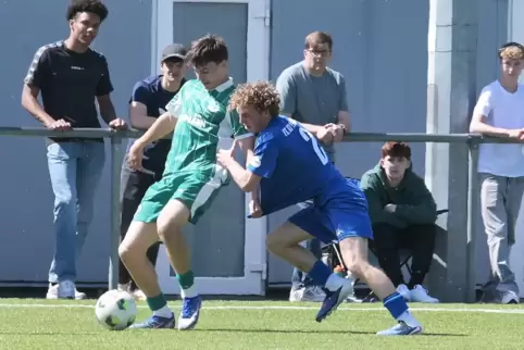 Machte auf der rechten FKP-Seite ein starkes Spiel: Shepherd McVay (rechts), der hier den Fürther Dominik Spath attackiert .