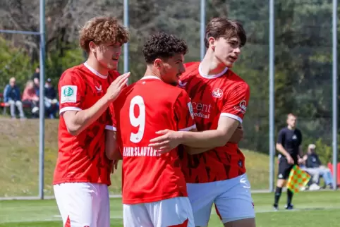 Torjubel (von links): Maddox Stadel, Dzenan Resic (zweifacher Torschütze) und Kian Ramadani (Torschütze zum 3:0). 