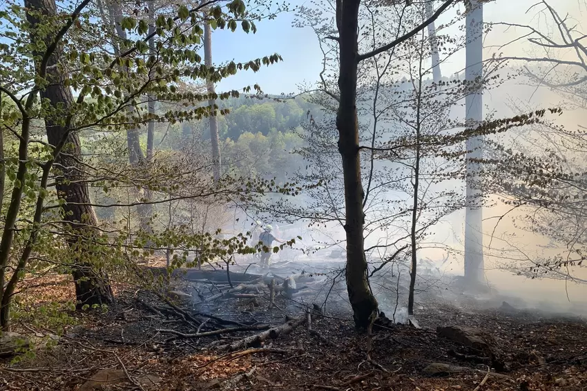 Die Feuerwehr hat zur Löschwasserversorgung einen Pendelverkehr zwischen Brandort und ZAK-Gelände eingerichtet.